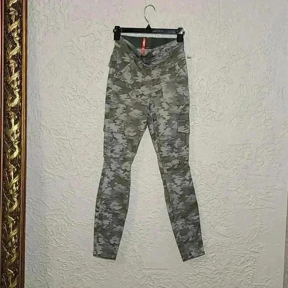 NWT Spanx Stretch Twill Ankle Cargo Pants - Picture 1 of 3